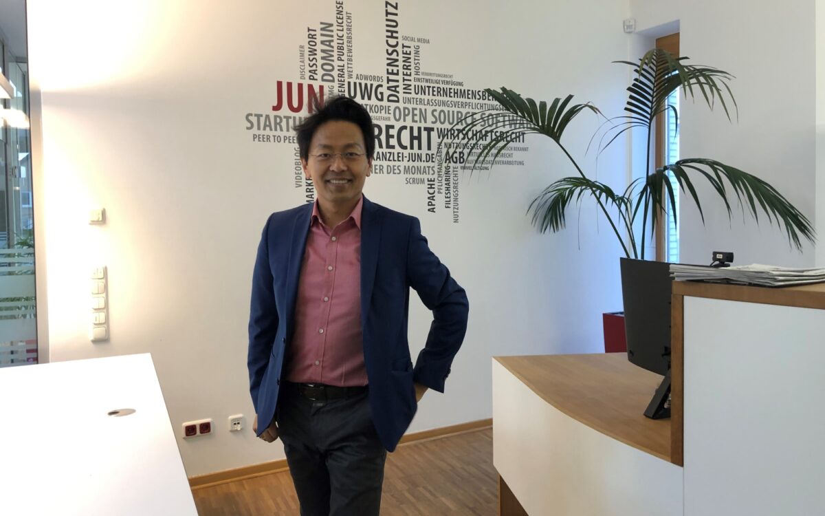 Rechtsanwalt Chan Jo Jun in seiner Kanzlei Rechtsanwalt Chan Jo Jun in seiner Kanzlei