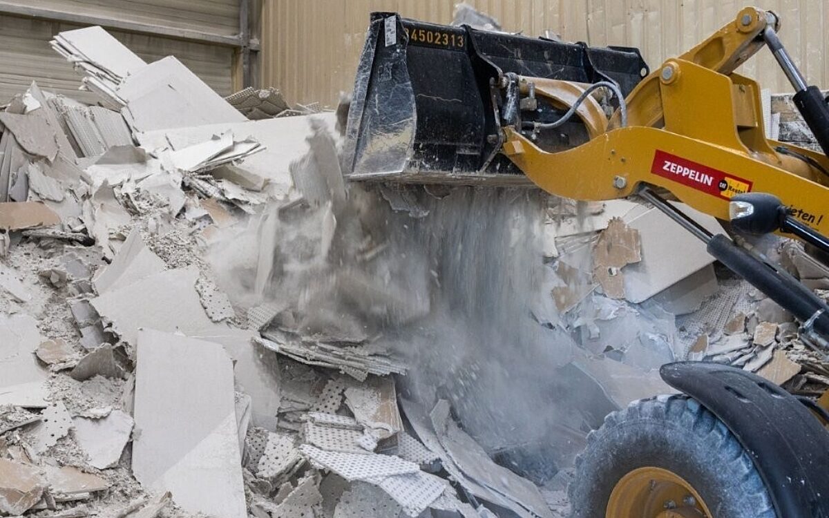 Ein Radlader schaufelt in altem Gips herumg