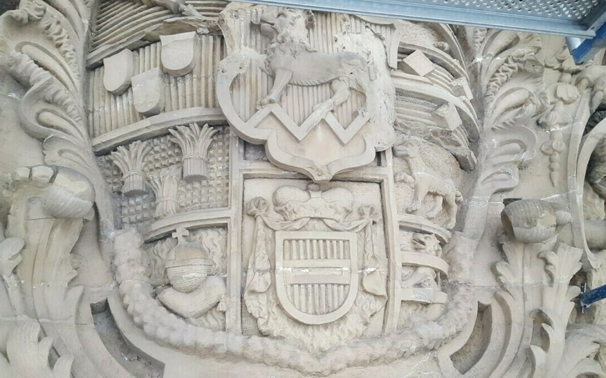 Das Wappen am Portal der Residenz in Nahaufnahme Das Wappen am Portal der Residenz in Nahaufnahme