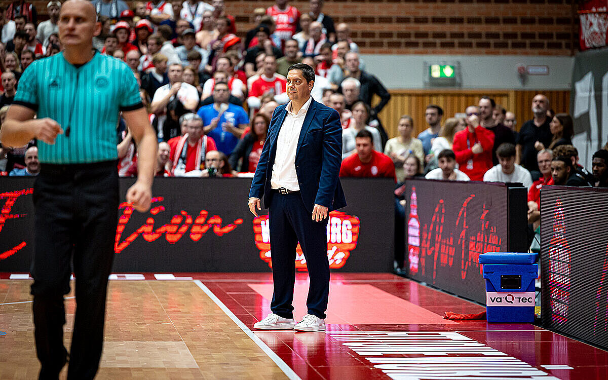 Sasa Filipovski Trainer Fit One Wuerzburg Baskets 2024 25 Sasa Filipovski Trainer Fit One Wuerzburg Baskets 2024 25