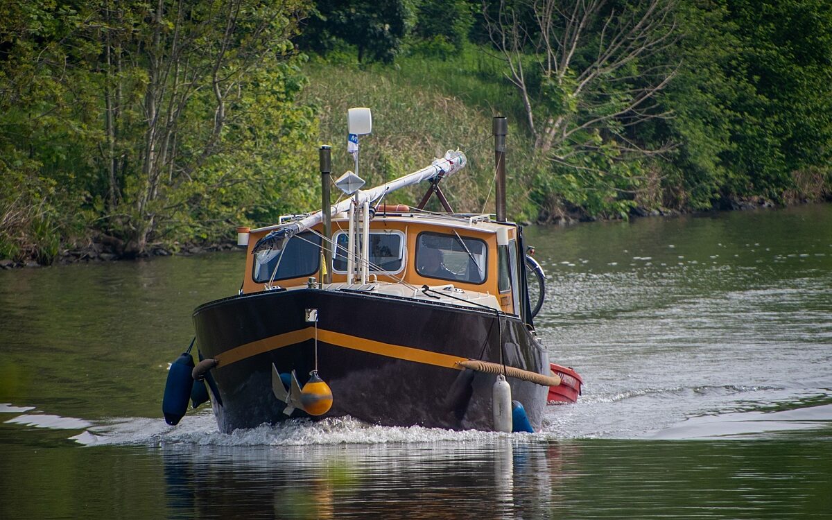 Schiff auf Fluss Schiff auf Fluss