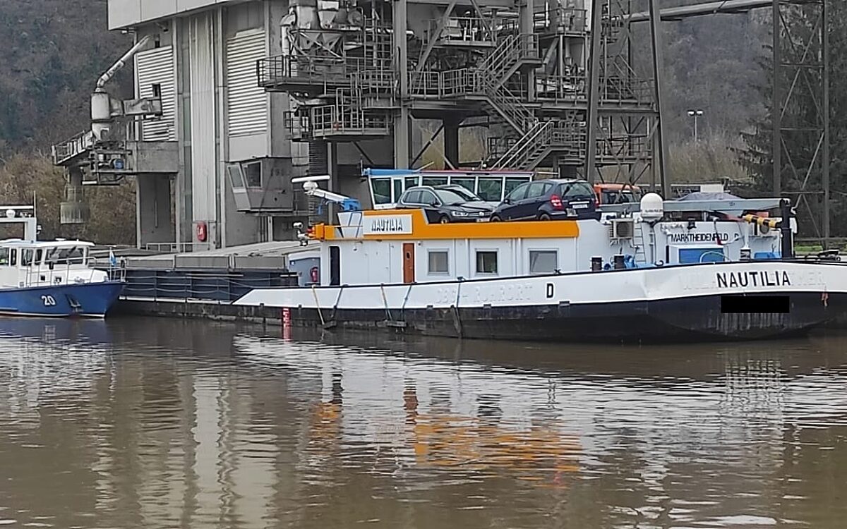 Das Schiff, das bei Karlstadt im Main quer stand steht am Schwenk Zementwerk Das Schiff, das bei Karlstadt im Main quer stand steht am Schwenk Zementwerk