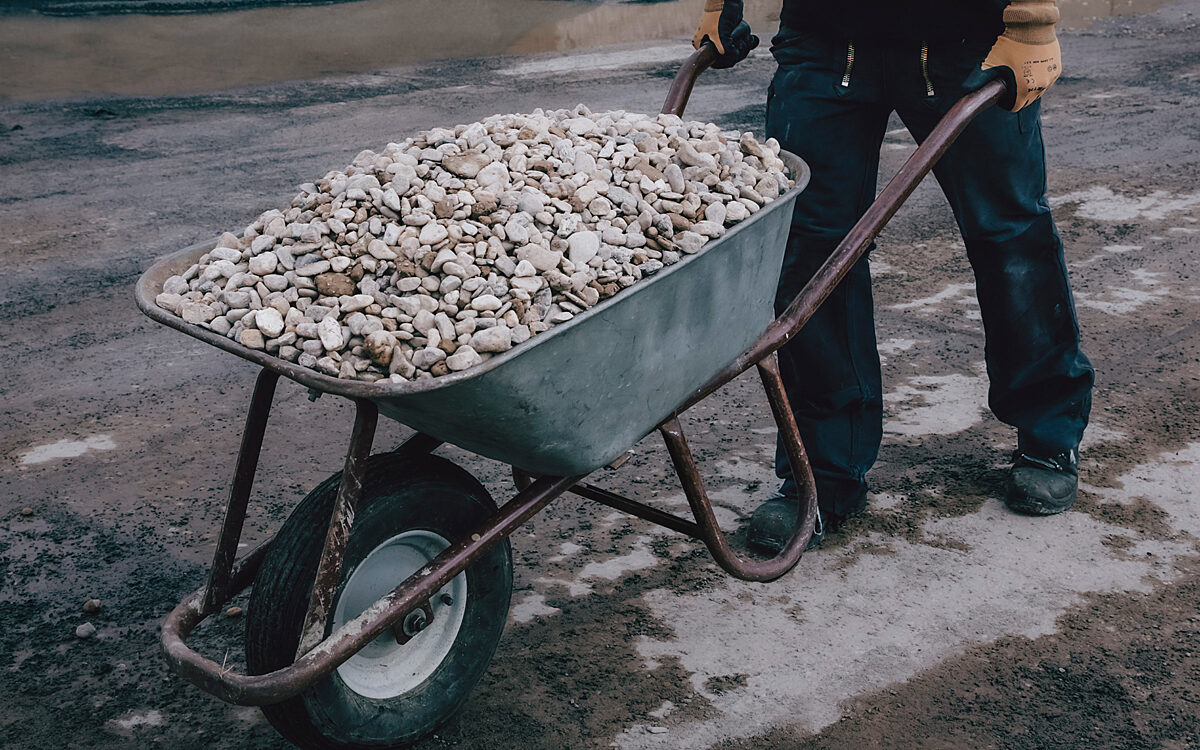 Schubkarre voll Kies