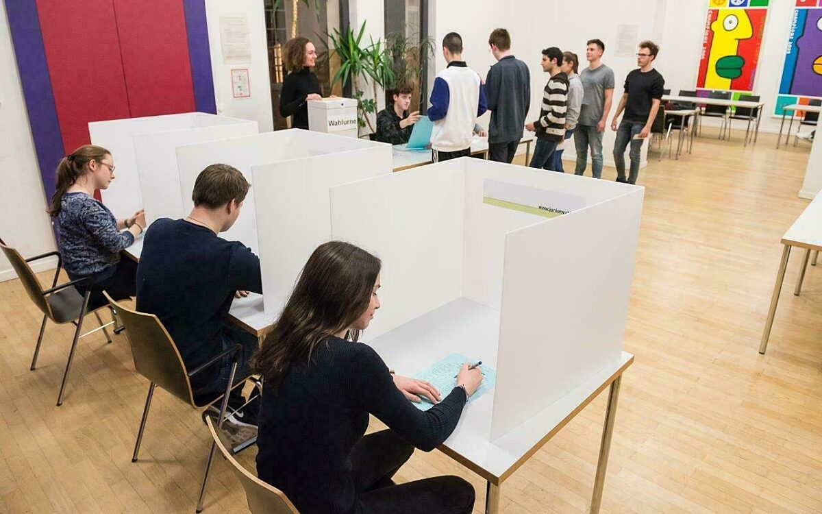 Schülerinnen und Schüler stemmen bei der Juniorwahl alles selbst. Schülerinnen und Schüler stemmen bei der Juniorwahl alles selbst.
