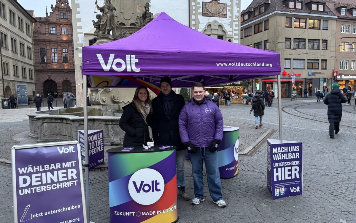 Spitzentrio Unterstuetzungsunterschriften Infostand