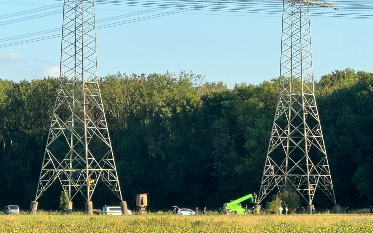 Sprengung Kuehltuerme Mann auf Strommast Sprengung Kuehltuerme Mann auf Strommast
