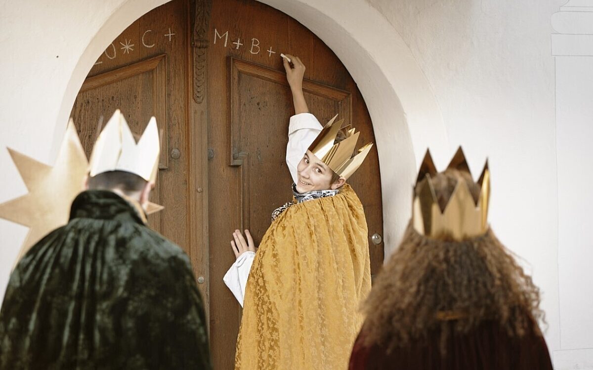 Sternsinger segnen an den heiligen drei koenigen ein Haus Foto by Benne Ochs Kindermissionswerk Sternsinger segnen an den heiligen drei koenigen ein Haus Foto by Benne Ochs Kindermissionswerk