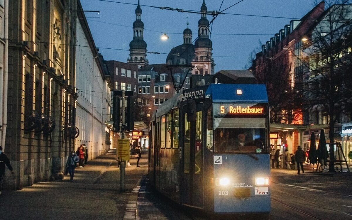 Strassenbahn an der Juliuspromenade in der Nacht Foto Konstantin Winter Strassenbahn an der Juliuspromenade in der Nacht Foto Konstantin Winter