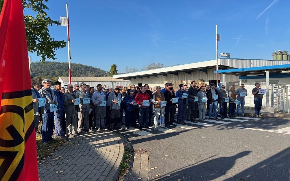 Streik IG Metall vor Dueker Fabrik Karlstadt Foto Funkhaus Wuerzburg Streik IG Metall vor Dueker Fabrik Karlstadt Foto Funkhaus Wuerzburg