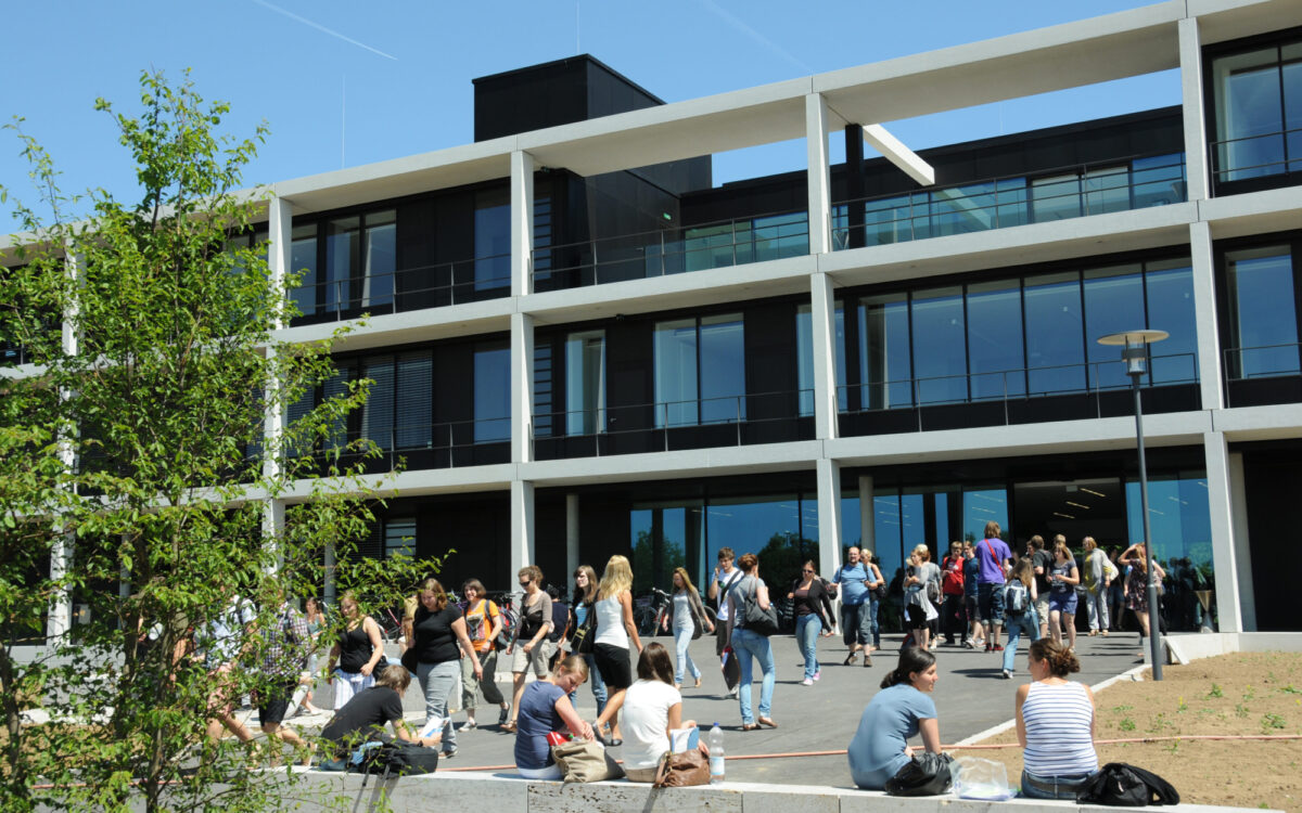 Studierende vor der Uni Würzburg ZHSG Studierende vor der Uni Würzburg ZHSG