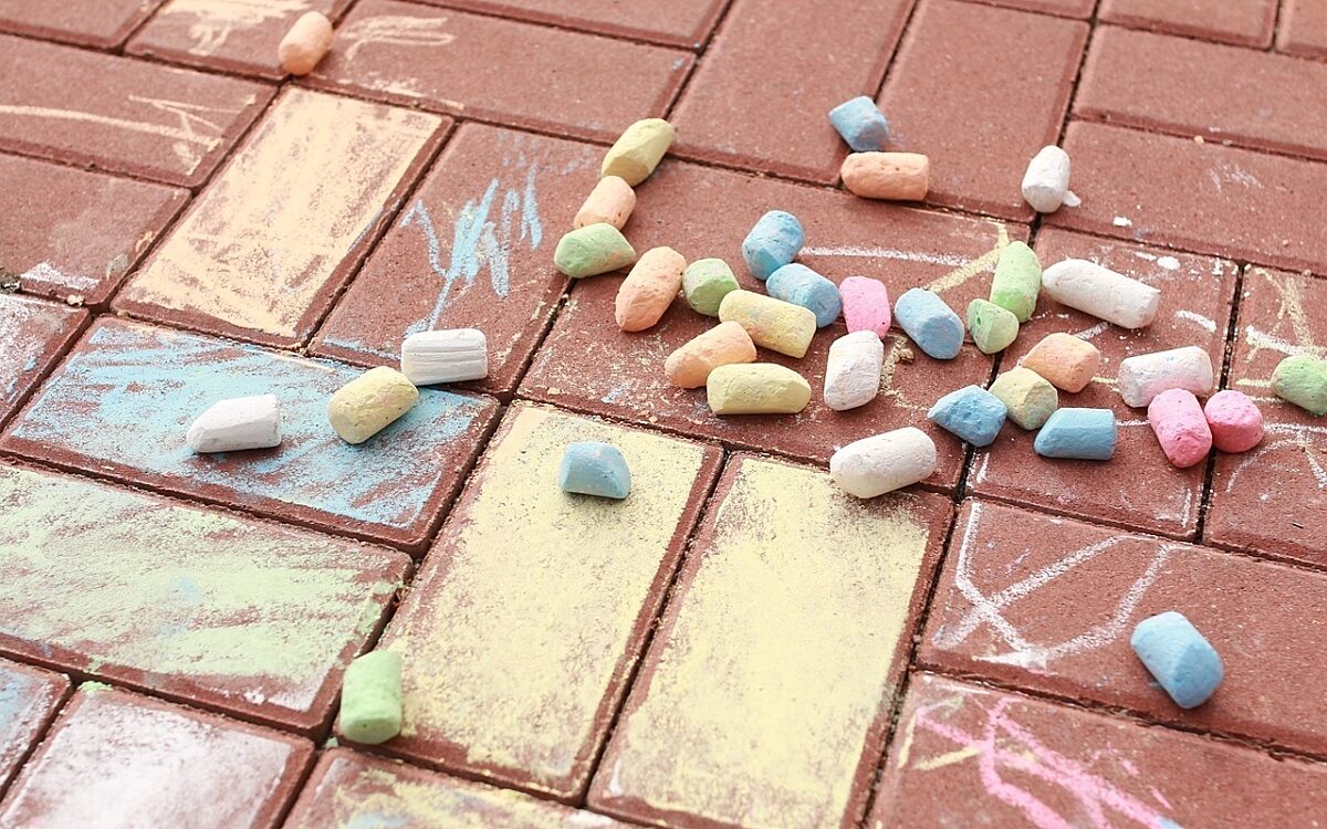 Symbolbild Kreide auf der Strasse Symbolbild Kreide auf der Strasse