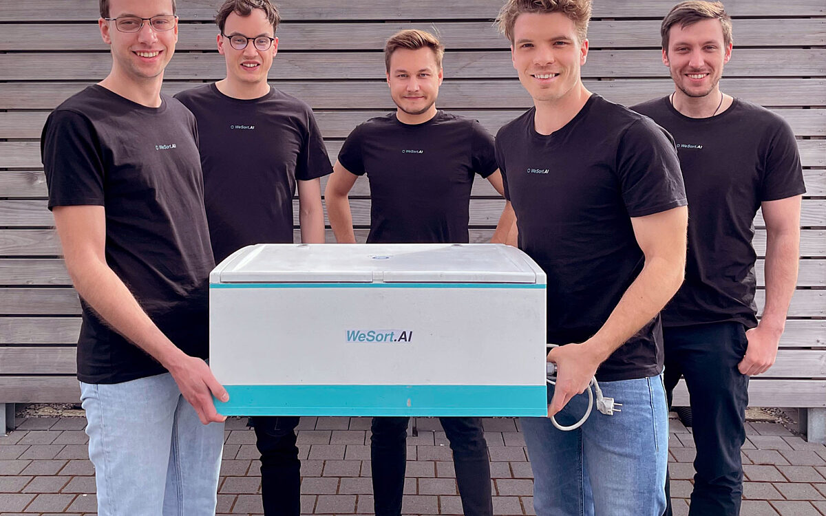 Das Team von We.Sort.AI mit Müll Scanner Das Team von We.Sort.AI mit Müll Scanner