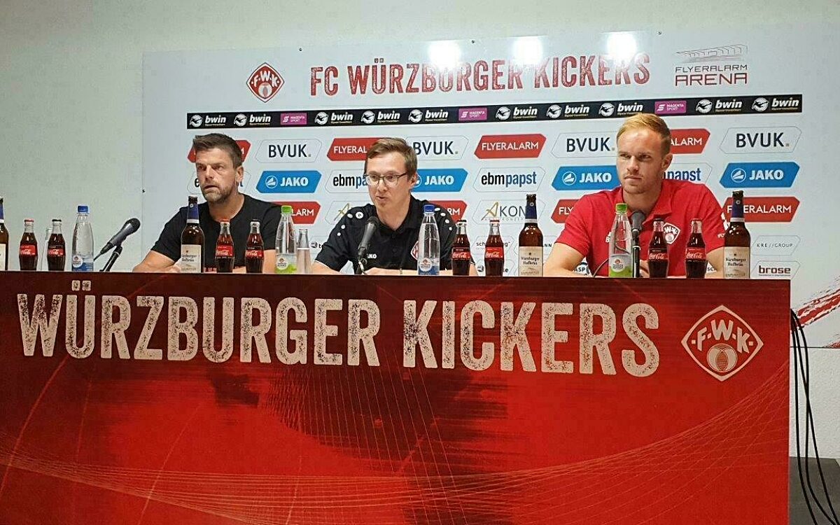 Torsten Ziegner Trainer Kickers Wuerzburg und Hendrik Bonmann Spieler Kickers Wuerzburg Pressekonferenz vor Saisonauftakt Torsten Ziegner Trainer Kickers Wuerzburg und Hendrik Bonmann Spieler Kickers Wuerzburg Pressekonferenz vor Saisonauftakt