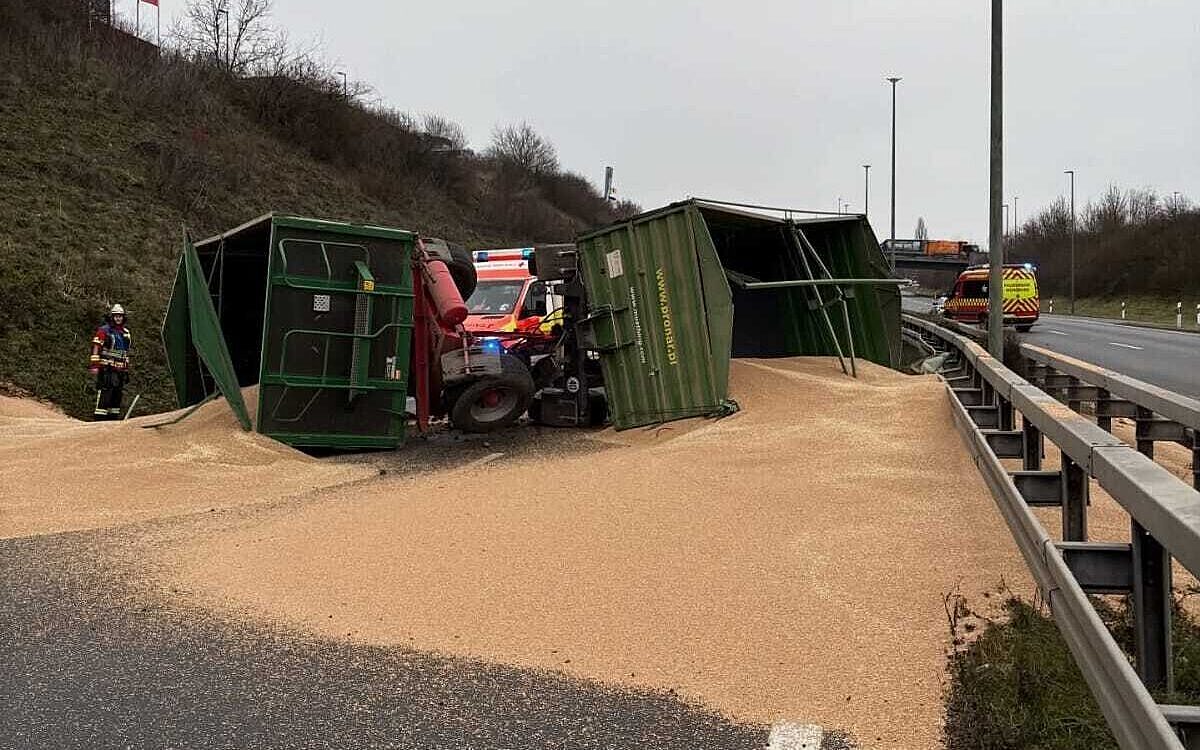 Traktor sorgt für Getreidefeld auf der B8