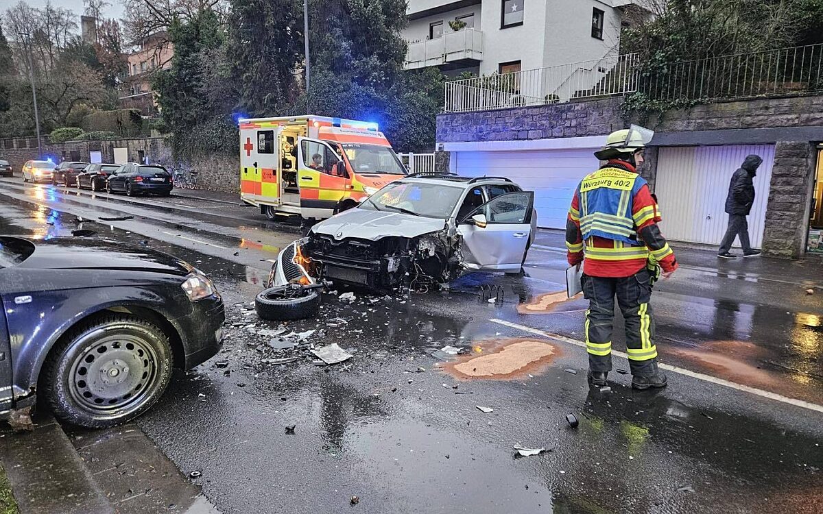 Unfall auf Mergentheimer Strasse Foto Feuerwehr Wuerzburg Unfall auf Mergentheimer Strasse Foto Feuerwehr Wuerzburg
