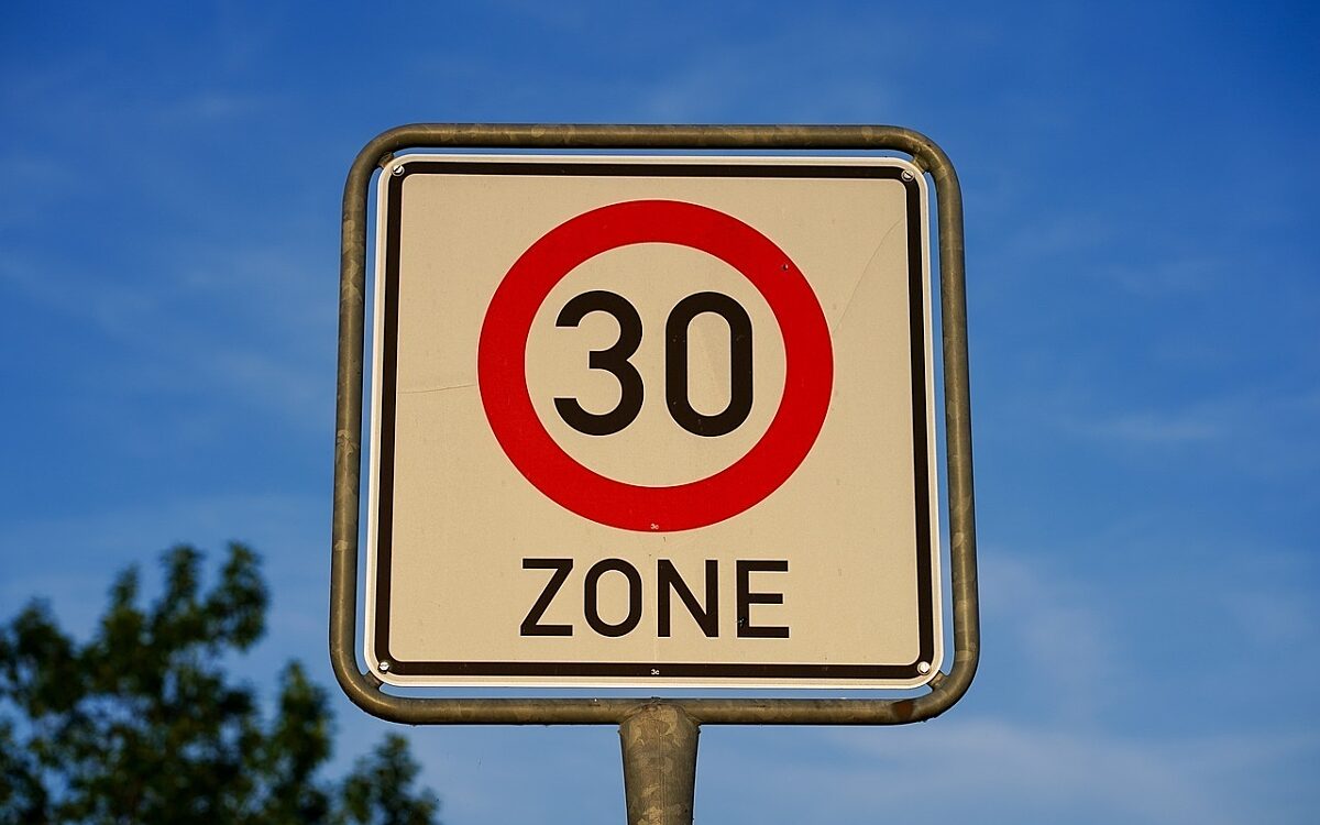 Ein Verkehrsschild zu Tempo 30 Ein Verkehrsschild zu Tempo 30