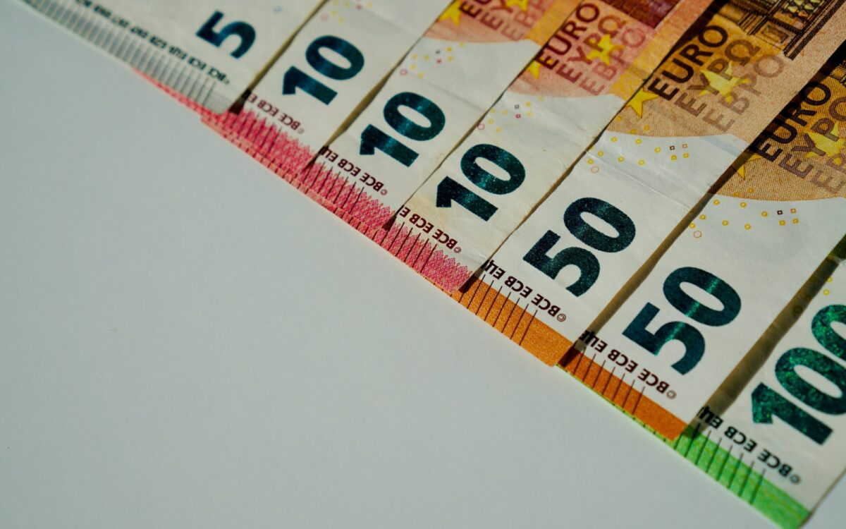 Verschiedene Geldscheine nebeneinander Verschiedene Geldscheine nebeneinander