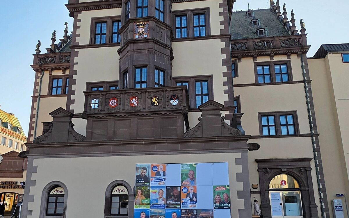 Wahlwerbung Plakattafel vor dem Rathaus SW FHSW Wahlwerbung Plakattafel vor dem Rathaus SW FHSW