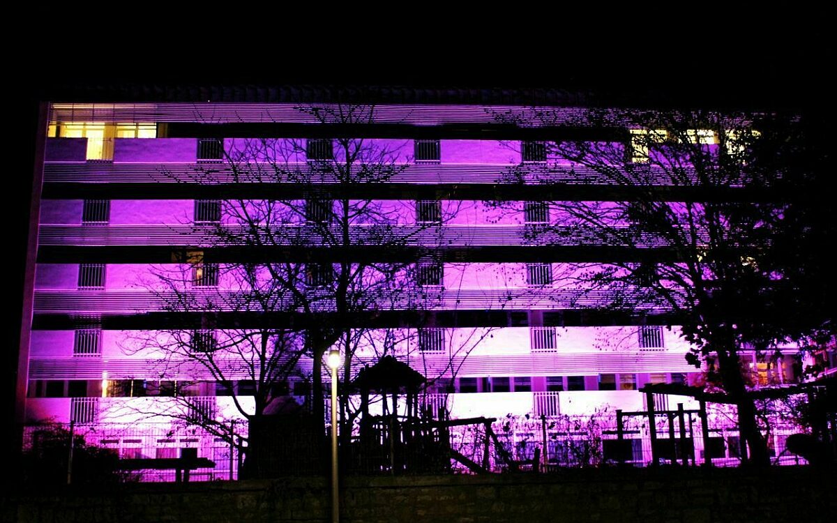 Die Uni-Kinderklinik leuchtet violett am Welt Fruehgeborenentag Welt Fruehgeborenentag Uni-Kinderklinik