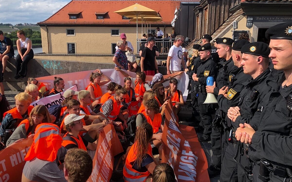 Der Protest der Letzten Generation auf der Alten Mainbrücke Der Protest der Letzten Generation auf der Alten Mainbrücke