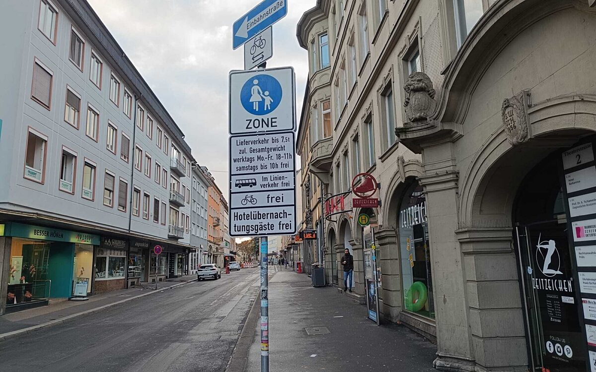 Die Würzburger Theaterstraße ist Fußgängerzone Die Würzburger Theaterstraße ist Fußgängerzone