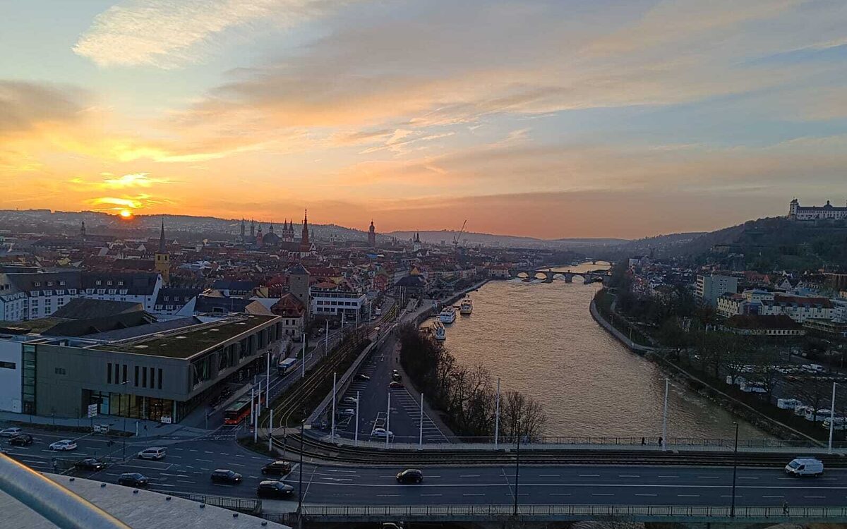 Würzburg von Oben Blick auf den Main und die Friedensbrücke