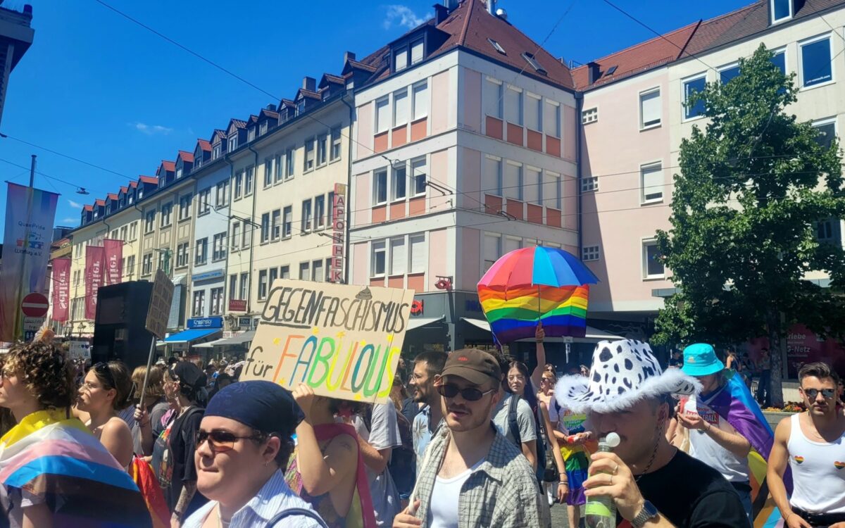 CSD Zug zieht durch die Innenstadt CSD Zug zieht durch die Innenstadt
