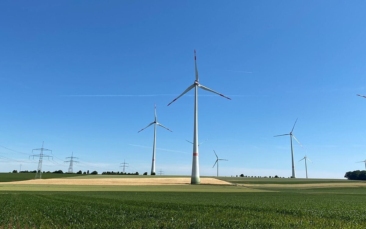 Etliche Windräder auf einem Feld Etliche Windräder auf einem Feld