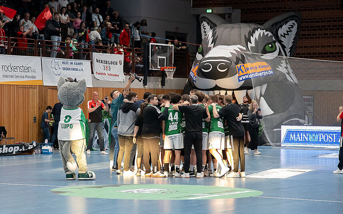 Woelfe Wuerzburg Handball Relegation Kreis nach dem Spiel Woelfe Wuerzburg Handball Relegation Kreis nach dem Spiel