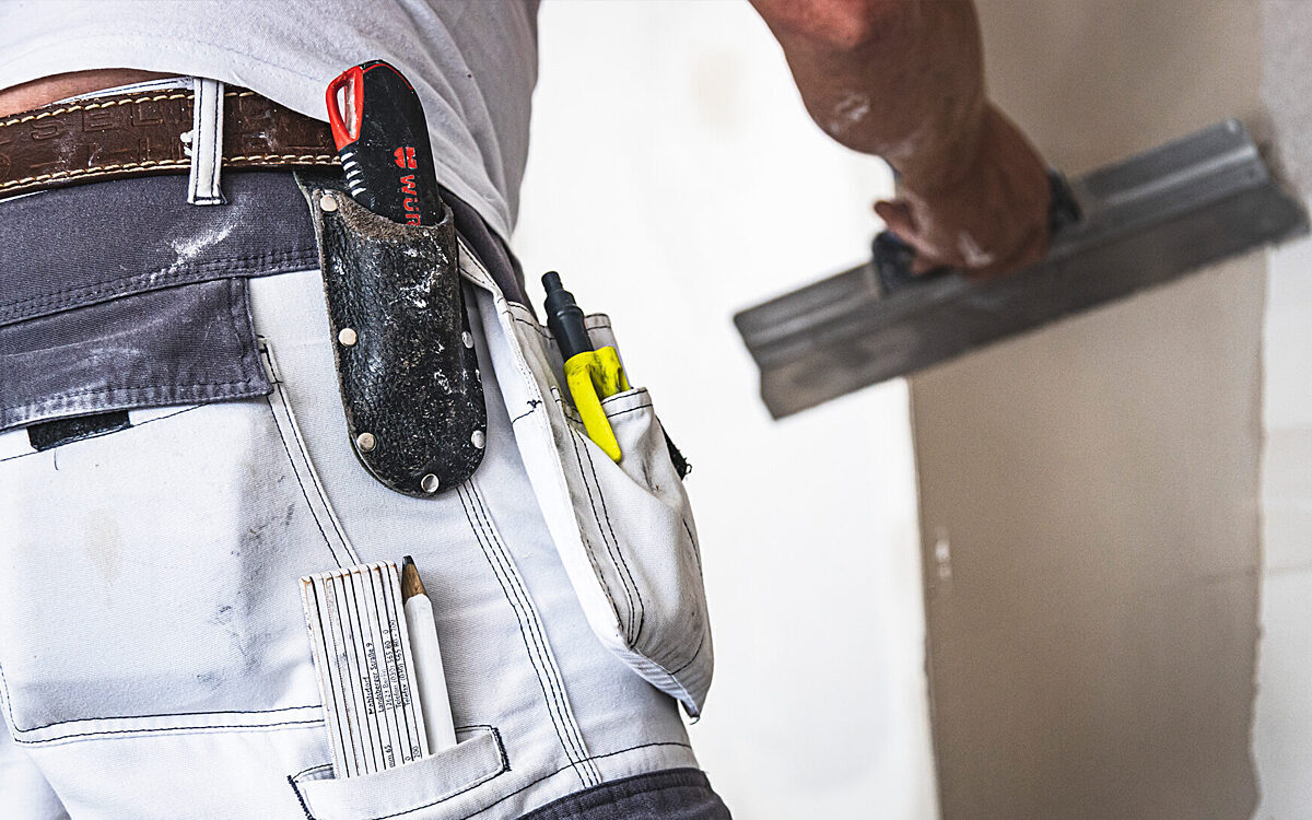 Ein Handwerker beim Wohnungsbau