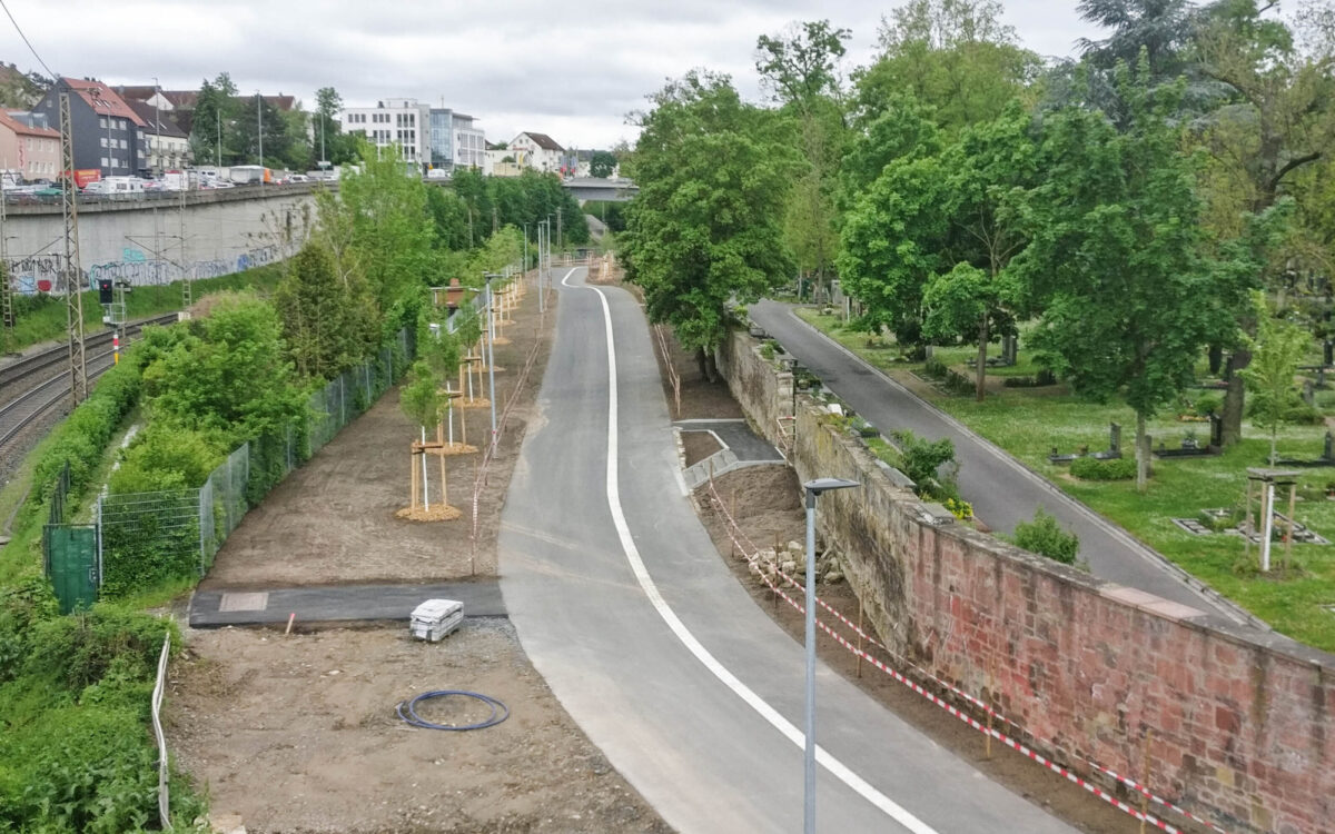 Der Fußgänger- und Fahrradweg in der Johann-Sperl-Straße in Würzburg Der Fußgänger- und Fahrradweg in der Johann-Sperl-Straße in Würzburg