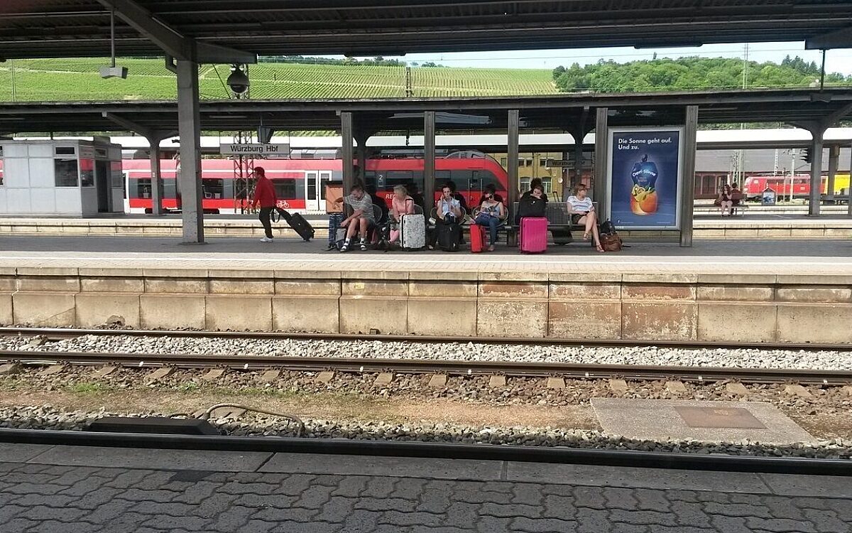 Würzburger Bahnhof am Gleis Würzburger Bahnhof am Gleis