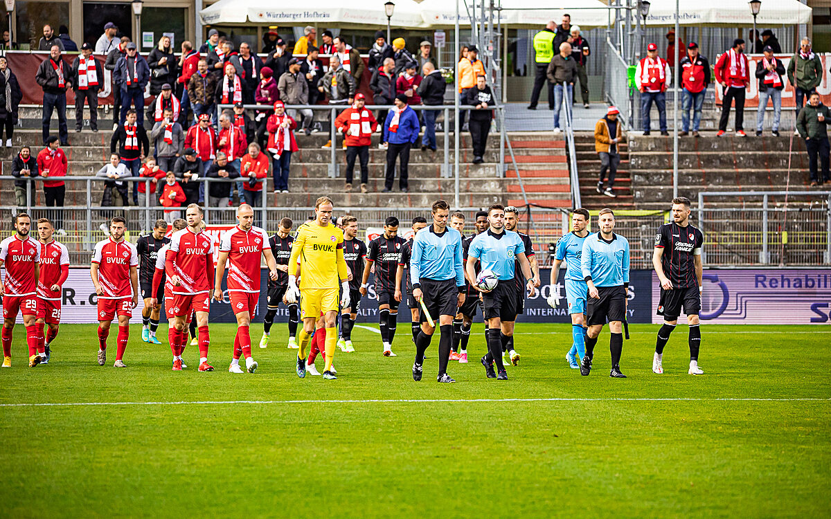 Wuerzburger Kickers Einlaufen Sieg gegen Tuerkguecue Wuerzburger Kickers Einlaufen Sieg gegen Tuerkguecue