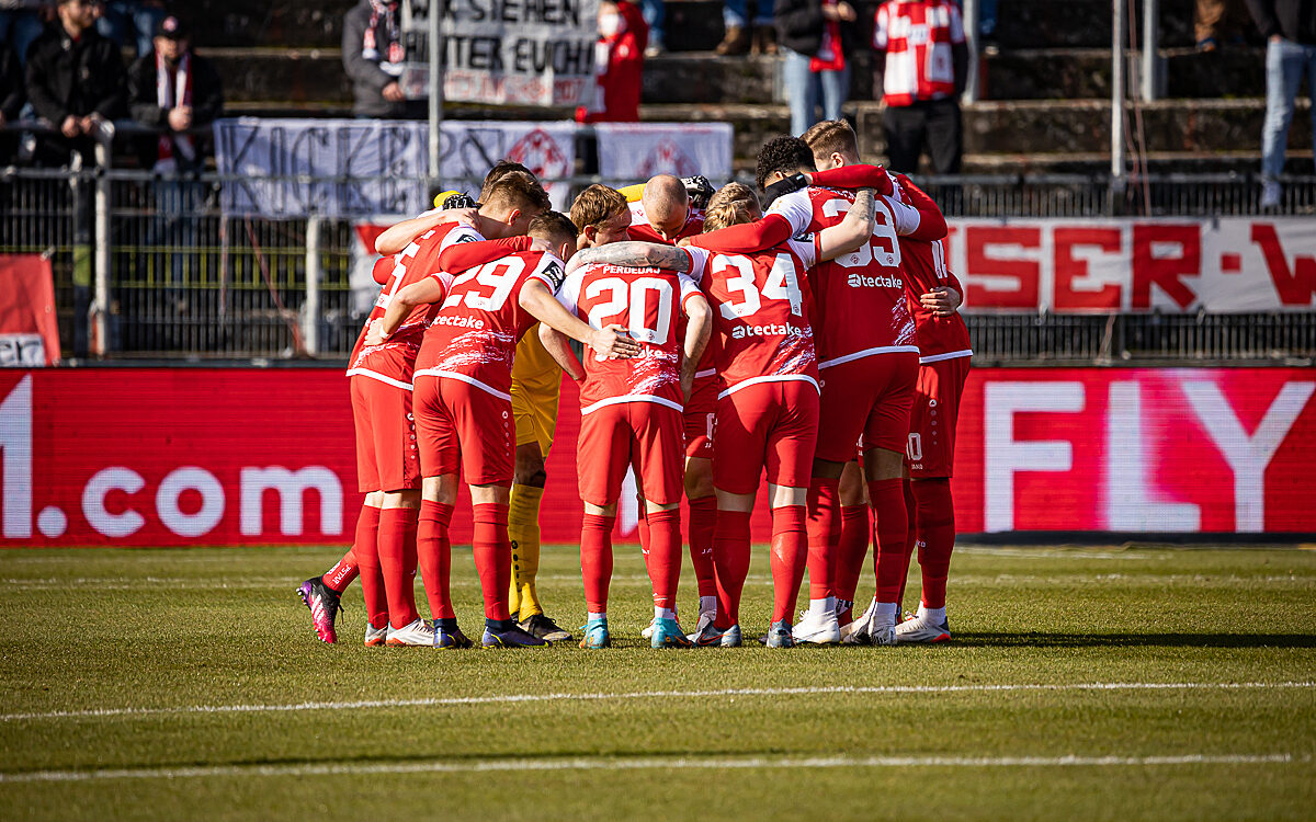 Die Spieler der Würzburger Kickers bilden einen Kreis vor dem Spiel Die Spieler der Würzburger Kickers bilden einen Kreis vor dem Spiel