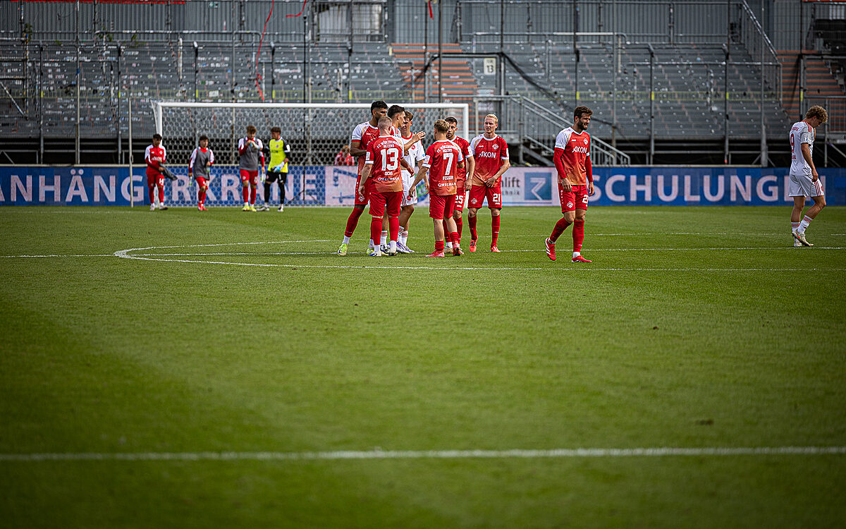 Wuerzburger Kickers Team 2025 26 abklatschen nach dem Spiel Wuerzburger Kickers Team 2025 26 abklatschen nach dem Spiel