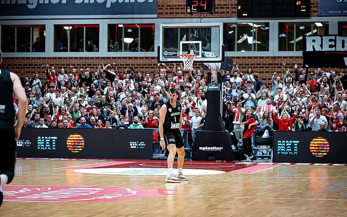 Zac Seljas Spieler Fit One Wuerzburg Baskets 2024 25 jubelt vor den Fans2 Zac Seljas Spieler Fit One Wuerzburg Baskets 2024 25 jubelt vor den Fans2
