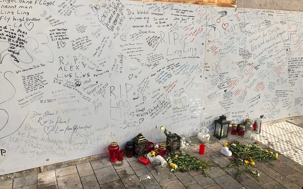 Zerstoerte Grablicher am Gedenkort am Stift Haug Foto Funkhaus Zerstoerte Grablicher am Gedenkort am Stift Haug Foto Funkhaus