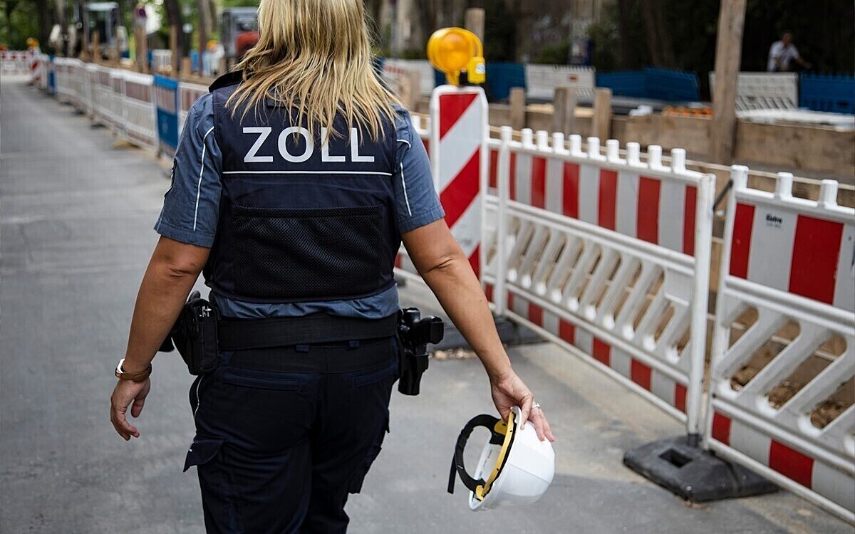 Zollbeamtin an einer Baustelle Foto IG BAU Tobias Seifert Zollbeamtin an einer Baustelle Foto IG BAU Tobias Seifert