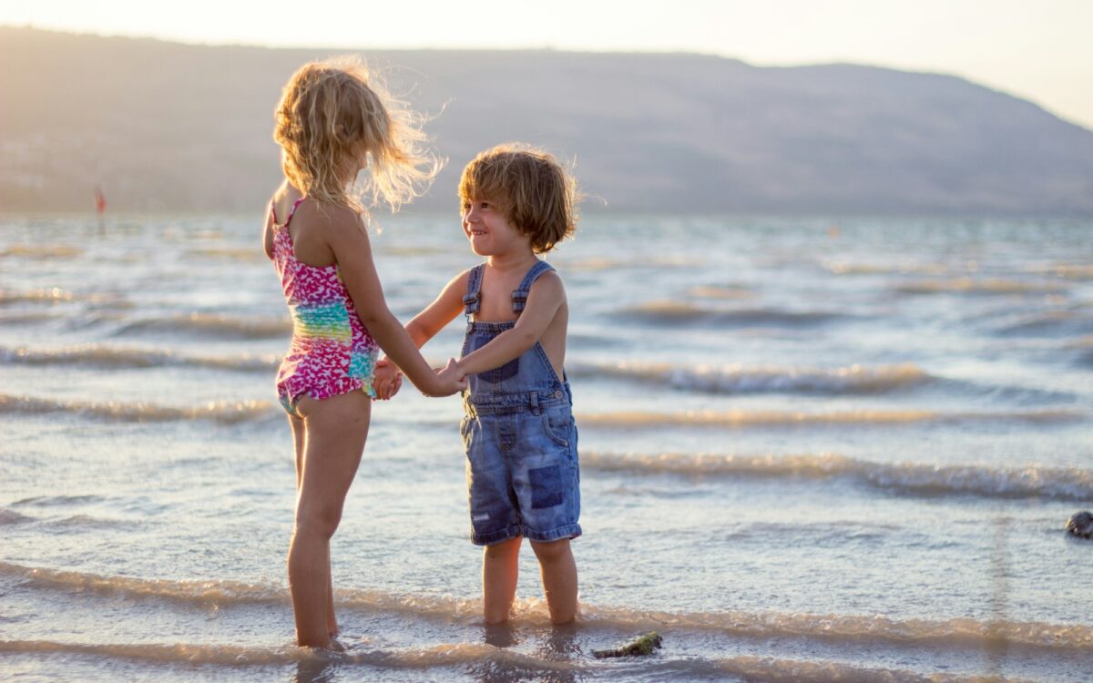 Zwei Kinder im Familienurlaub am Strand Zwei Kinder im Familienurlaub am Strand