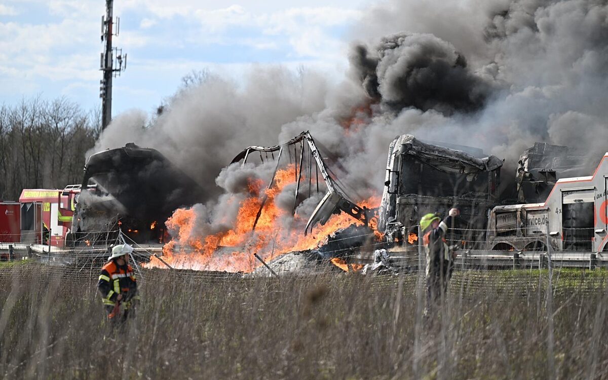Unfall mit fünf LKW auf der A 3 Unfall mit fünf LKW auf der A 3