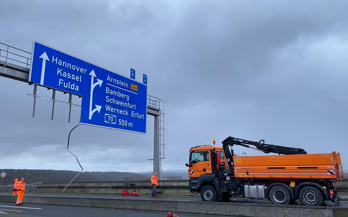 a7 schild stuerzt auf fahrbahn a7 schild stuerzt auf fahrbahn