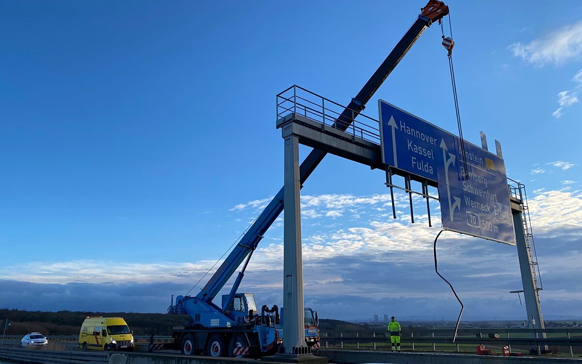 a7 schild stuerzt auf fahrbahn a7 schild stuerzt auf fahrbahn