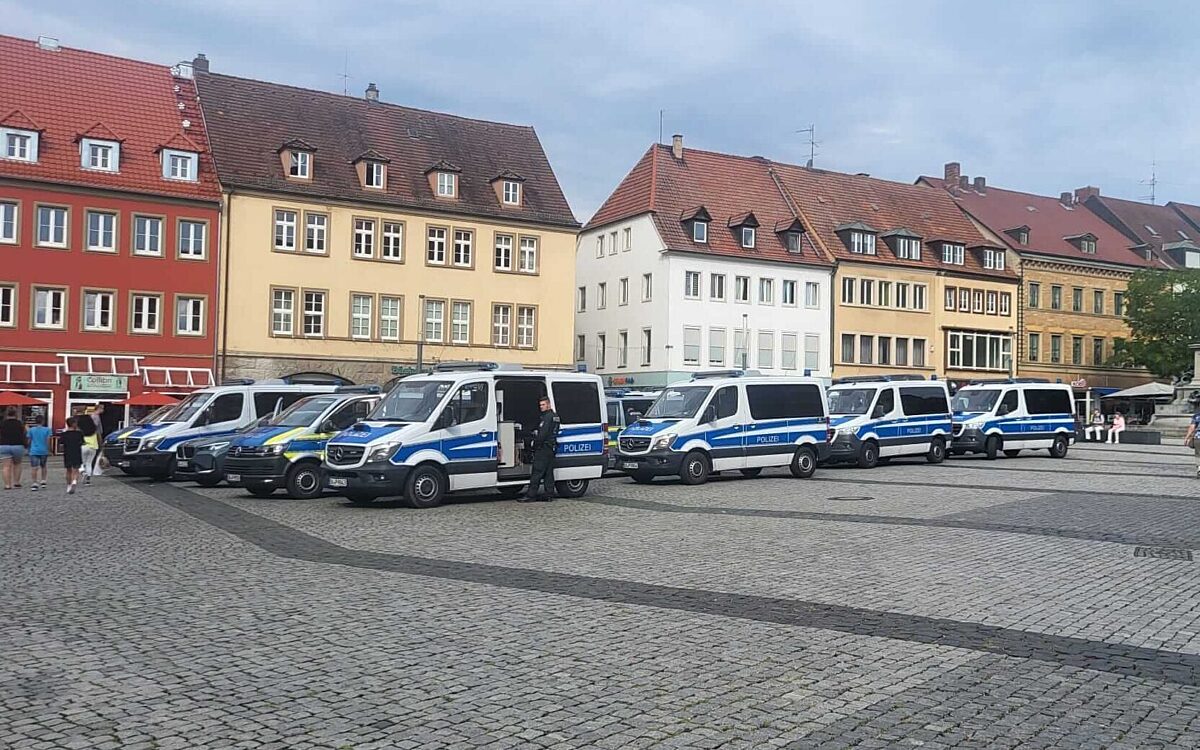 Zahlreiche Polizeiwagen standen nach dem Leichenfund und zur Absuche der Innenstadt nach Spuren auf dem Schweinfurter Marktplatz Zahlreiche Polizeiwagen standen nach dem Leichenfund und zur Absuche der Innenstadt nach Spuren auf dem Schweinfurter Marktplatz