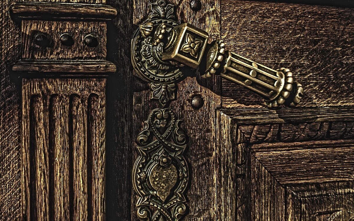 Eine alte Kirchentür in Großaufnahme Eine alte Kirchentür in Großaufnahme