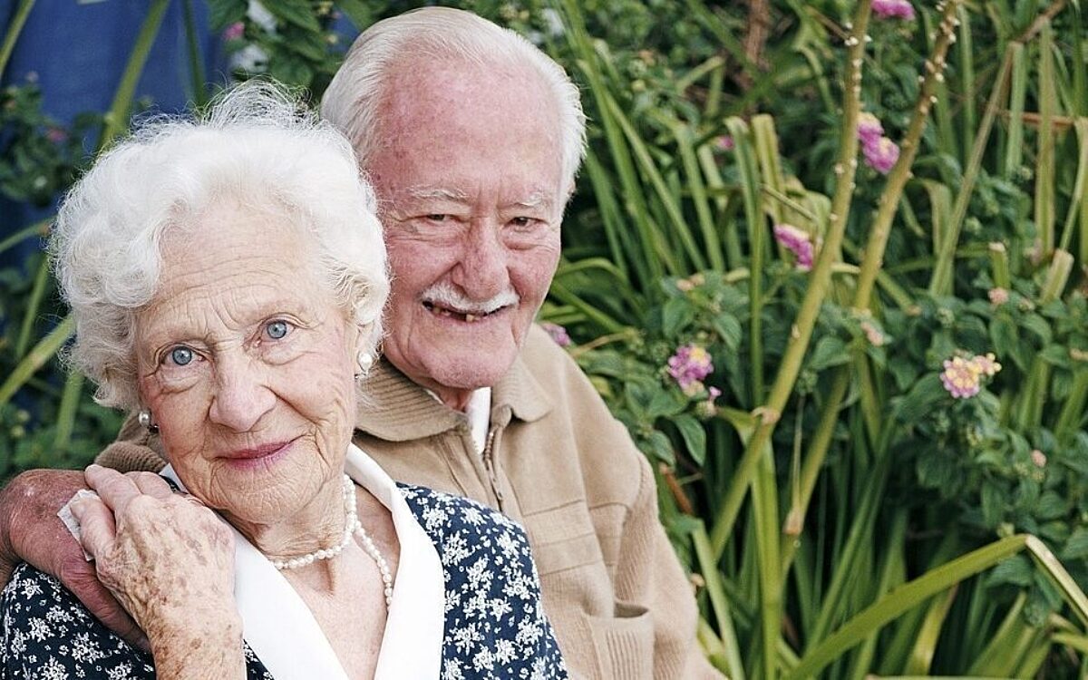 Ein alter Mann und eine alte Frau halten sich die Hände Ein alter Mann und eine alte Frau halten sich die Hände