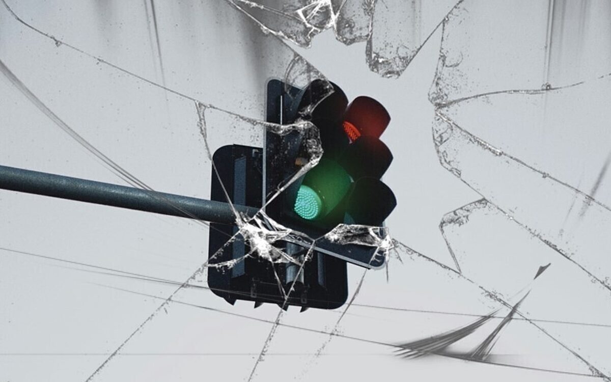 Durch eine zerbrochene Scheibe sieht man eine Ampel Durch eine zerbrochene Scheibe sieht man eine Ampel