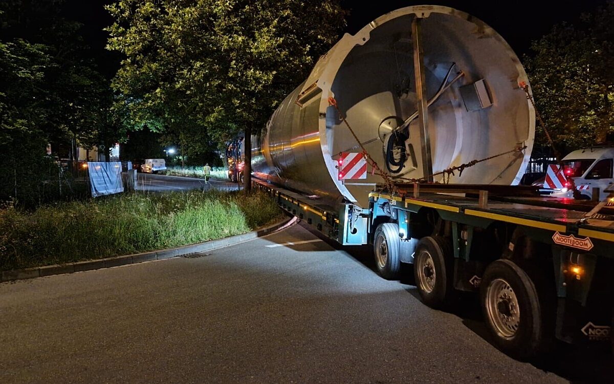 Der große 25 Meter lange Milchtank ist am Würzburger Milchwerk angeliefert worden Der große 25 Meter lange Milchtank ist am Würzburger Milchwerk angeliefert worden