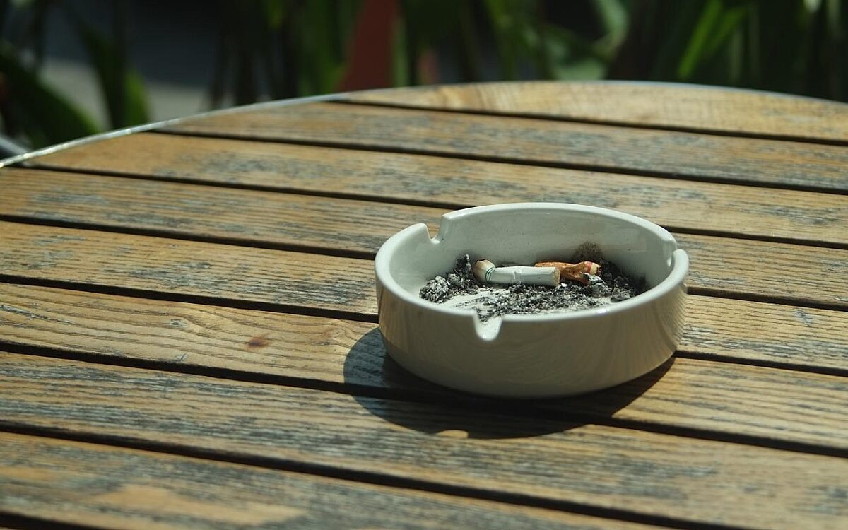 Ein Aschenbecher mit Zigaretten Ein Aschenbecher mit Zigaretten