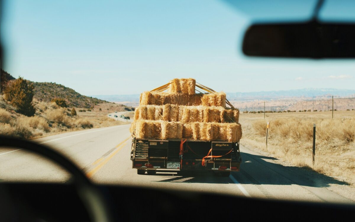 Symbolbild Heuballen auf Fahrzeug Symbolbild Heuballen auf Fahrzeug