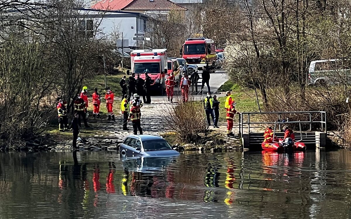 Ein Auto ist in Heidingsfeld in den Main gerollt Ein Auto ist in Heidingsfeld in den Main gerollt